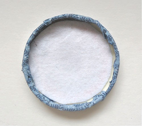 covering a jar lid with fabric