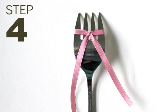 How to use a fork to make a bow - Make cute bows quickly with these step-by-step instructions for wrapping the ribbon around a fork to make perfect little bows!