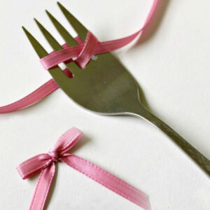 using a fork as a loom to make a ribbon bow