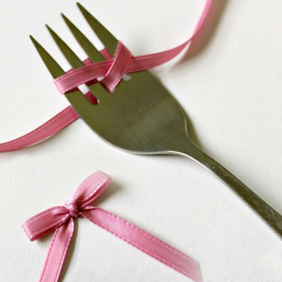 using a fork as a loom to make a ribbon bow