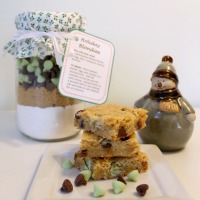 A layered baking mix in a canning jar is a perfect quick and simple gift - This recipe makes delicious Blondie Bars and includes free printable tags too!
