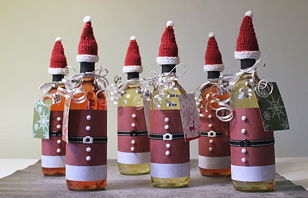 Quick knitting pattern to make hats for wine bottles - plus how to decorate your bottles with a Christmas Santa suit too!