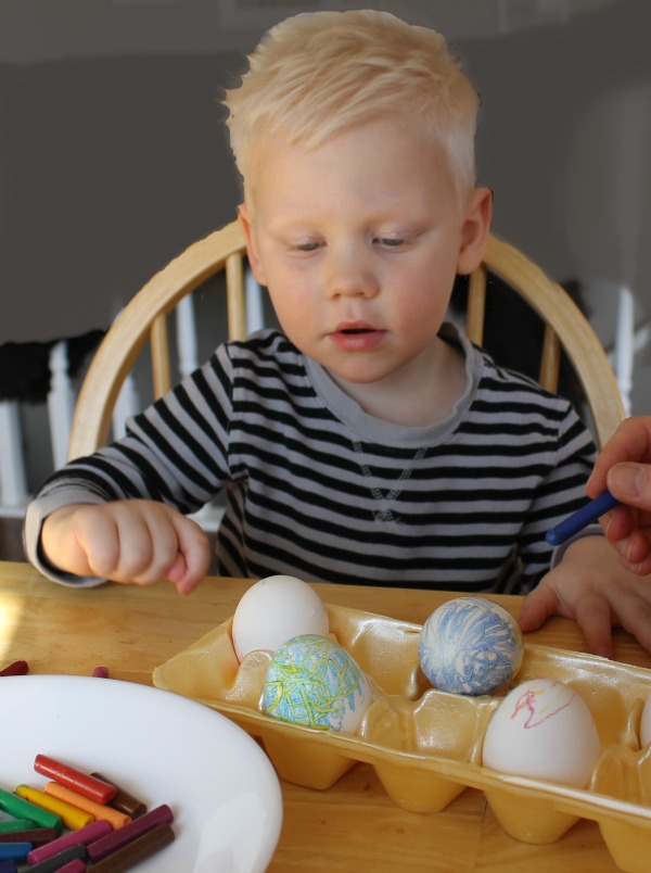 How to color Easter eggs with crayons - A fun way to decorate eggs with ordinary coloring crayons!