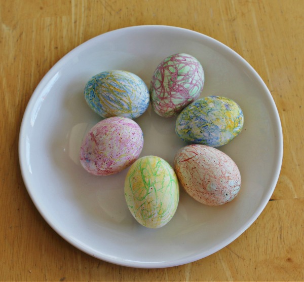 How to color Easter eggs with crayons - A fun way to decorate eggs with ordinary coloring crayons!