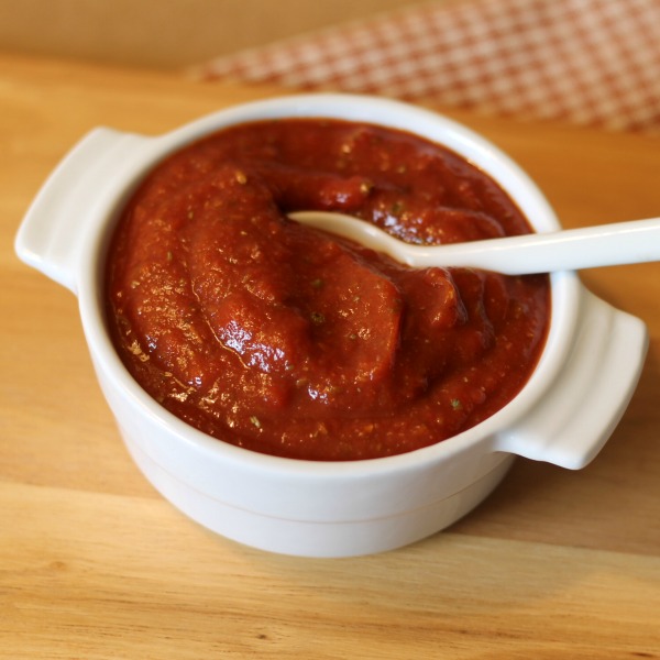 Homemade Pizza Sauce - A quick and easy way to make your own pizza sauce!