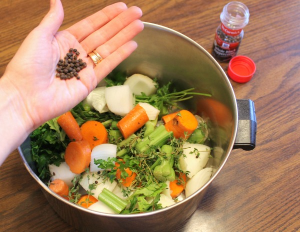 How to make your own vegetable stock - An easy recipe to make homemade low sodium vegetable broth