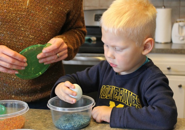 How to make Easter eggs using colored rice