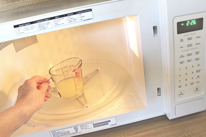 Using lemon juice and water to clean a microwave