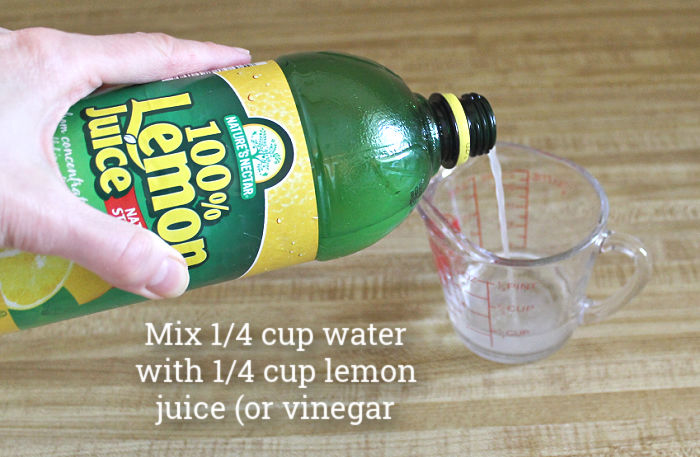 measuring lemon juice to use in cleaning a microwave