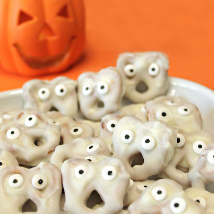 Halloween ghost pretzels